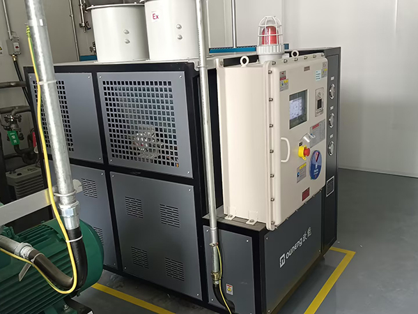 光刻膠原材料反應(yīng)罐防爆冷熱循環(huán)一體機(jī)